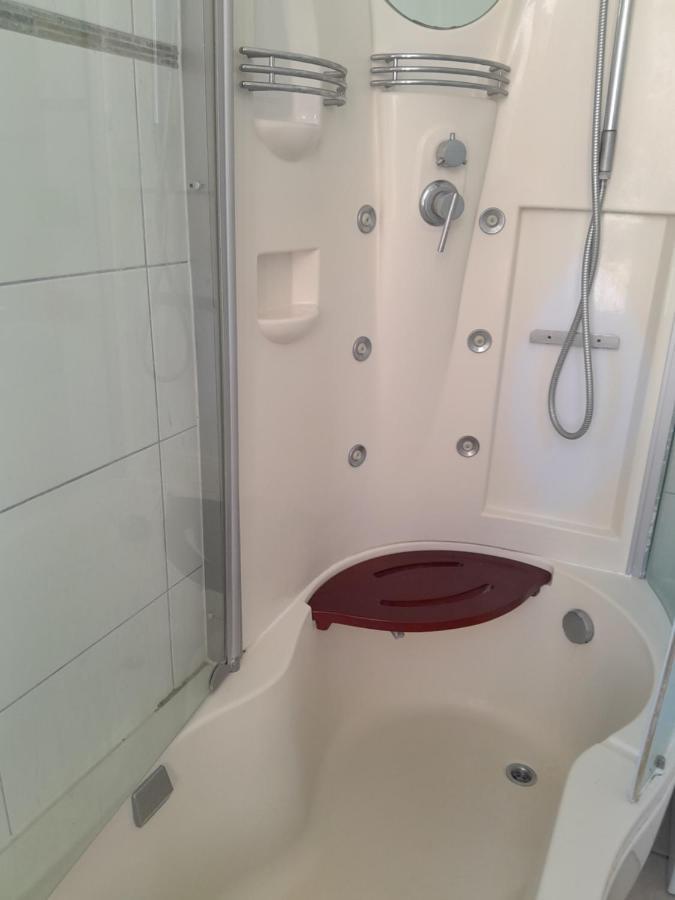 Villa la Désirée - haut de villa,62m2 , 3 pièces , 6 lits, 8 persons max,120m2 Jardin avec parking Antibes Exterior foto